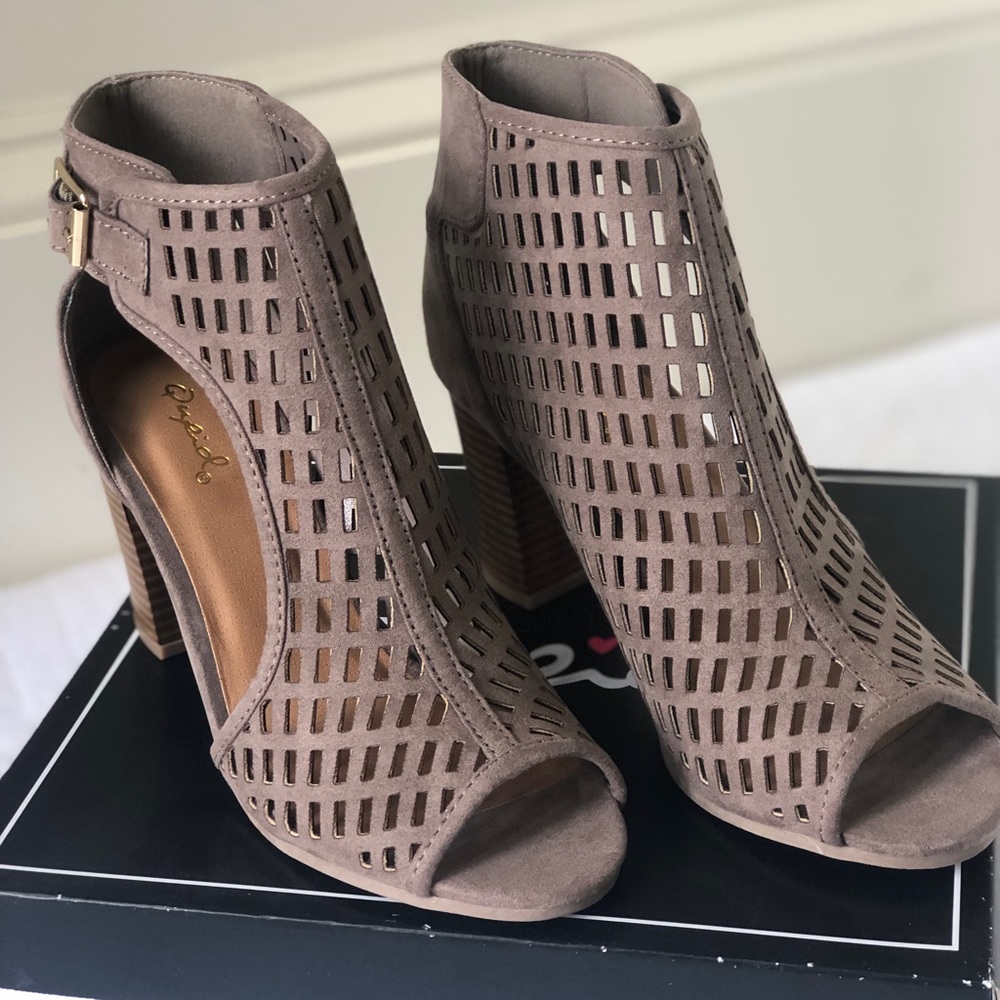 Shoes  Brand NEW IN BOX 3.5 “ heel - Picture 6 of 7